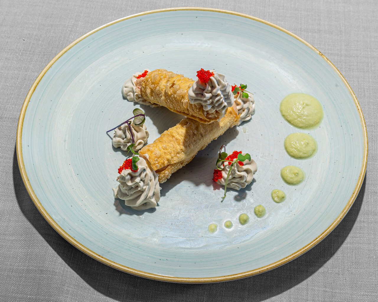 restaurante_larruzz_canoli_de_esnsaladilla__crema_de_queso_y_huevas_de_tobiko_rojo_550x440