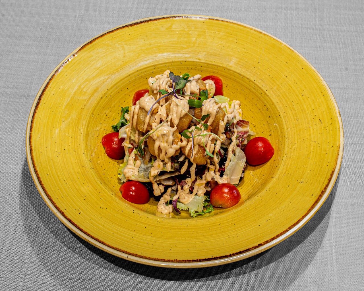 restaurante_larruzz_ensalada_de_gambas_en_tempura_pico_gallo_y_mayochipotte_550x440