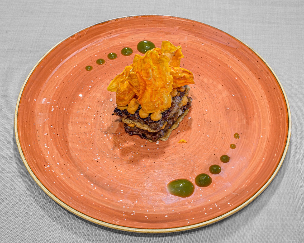 restaurante_larruzz_milhojas_de_manita_de_cerdo_y_humus_de_callos_550x440