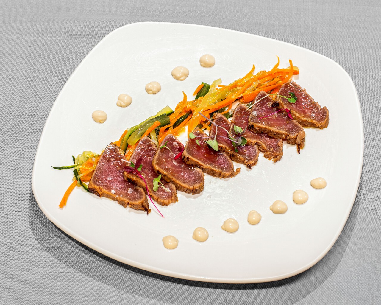 restaurante_larruzz_tataki_de_atun_con_verduras_encurtidas_y_mayonesa_de_soja_550x440